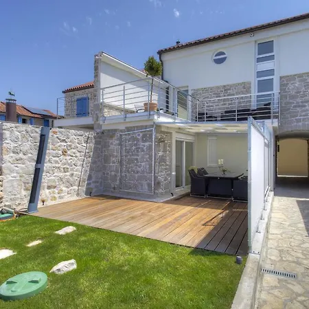 Waterfront Home - Villa Sailor'S Delight Betina  Room photo