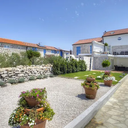 Waterfront Home - Villa Sailor'S Delight Betina  Exterior photo